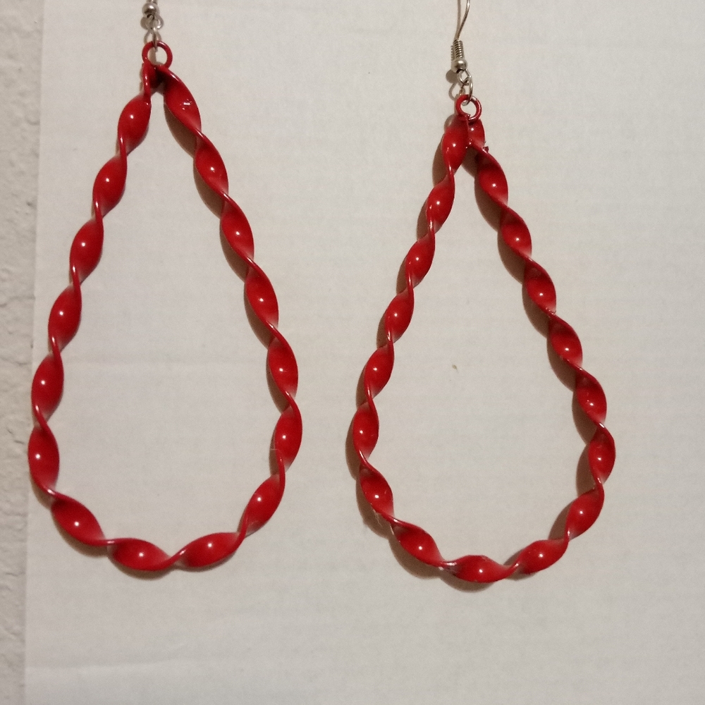 Spiral teardrop shaped earrings